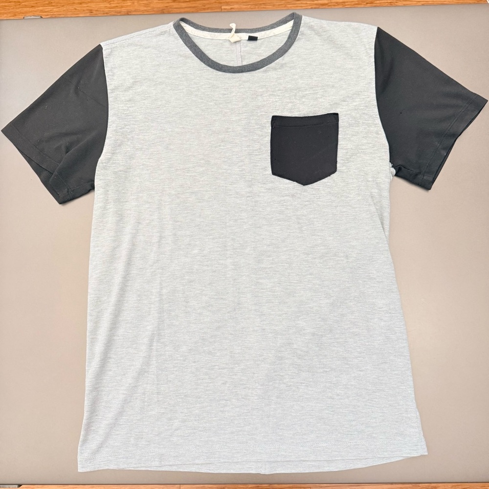 3/$10 🛒🛍️ Gray and Black T-Shirt with Pocket - Size Medium